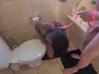 Człowiek toaleta hinduskie slattern dostać pissed na i dostać jej głowa flushed followed przez ssanie johnson