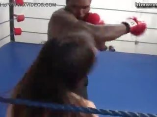 Čierne muž boxovanie beast proti drobné biele mladý žena ryona
