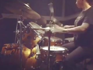 Felicity feline drumming vid ljud studios