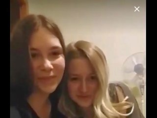 [periscope] यूक्रेनियन टीन लड़कियों अभ्यास caressing