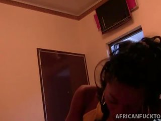 Africana joder tour: negrita nena raisa tomar duro pene desde su espalda
