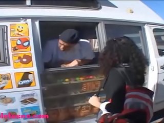 Gullibleteens.com icecream truck pusaudze damsel iedomīgs melnas mati