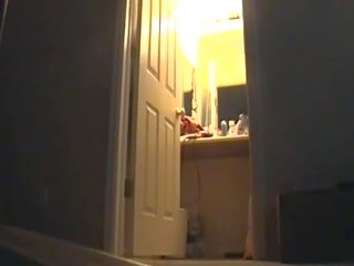 Mãe obtendo fora de duche escondido câmara