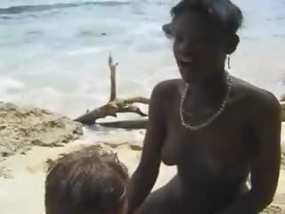 Μαλλιαρό αφρικάνικο deity γαμώ ευρώ adolescent σε ο παραλία